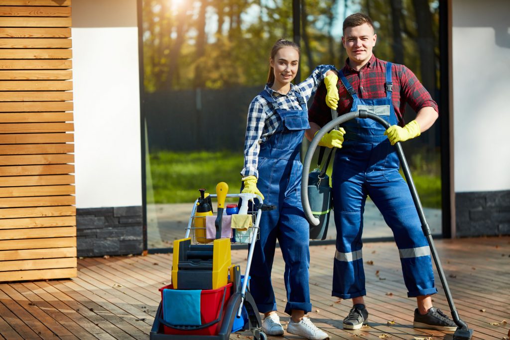 outdoor-cleaning-team